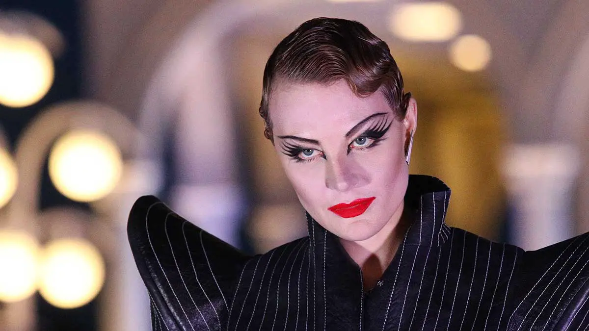 Shot: Рената Литвинова тайно прилетает в Москву на косметологические процедуры