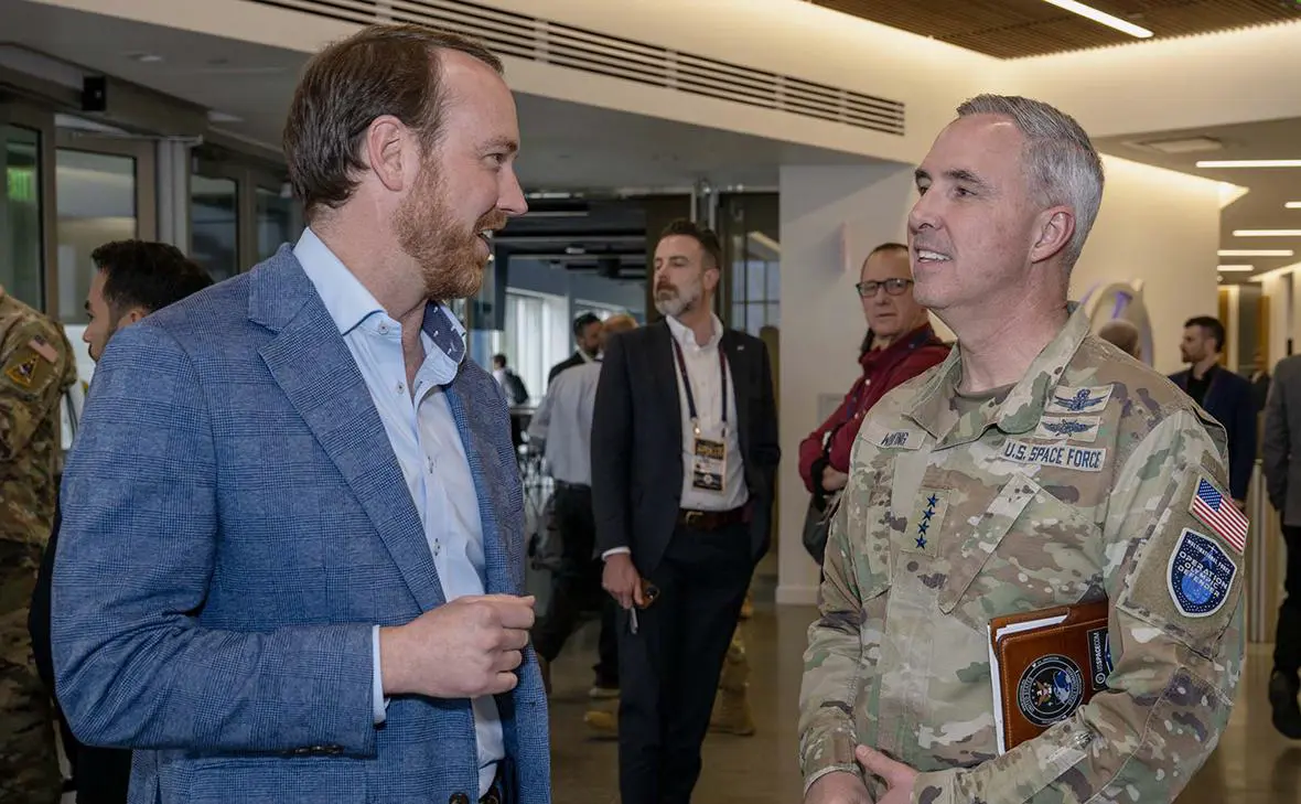 Стивен Уайтинг (справа) (US_SpaceCom / X)