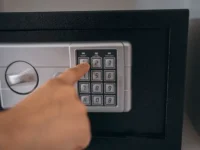 student vynes sejf roditelej s 55 mln rublej stav zhertvoj moshennikov-lavi-su-0