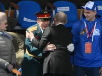 geroi kirill semyonov konstantin fedotov na parade pobedy s putinym-lavi-su-0