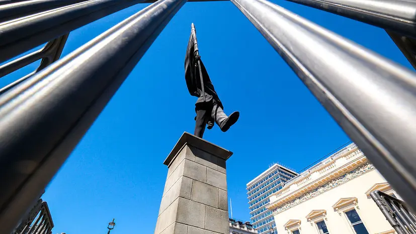 В Лондоне на площади Ватерлоо появилась новая скульптура Бэнкси