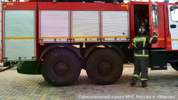 Танкер и резервуар с топливом загорелись в порту Таганрога после атаки БПЛА