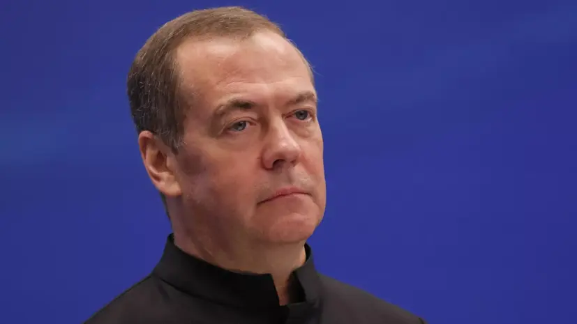 Медведев: России нужно без истерик воспитывать в себе недоверие к элитам Запада