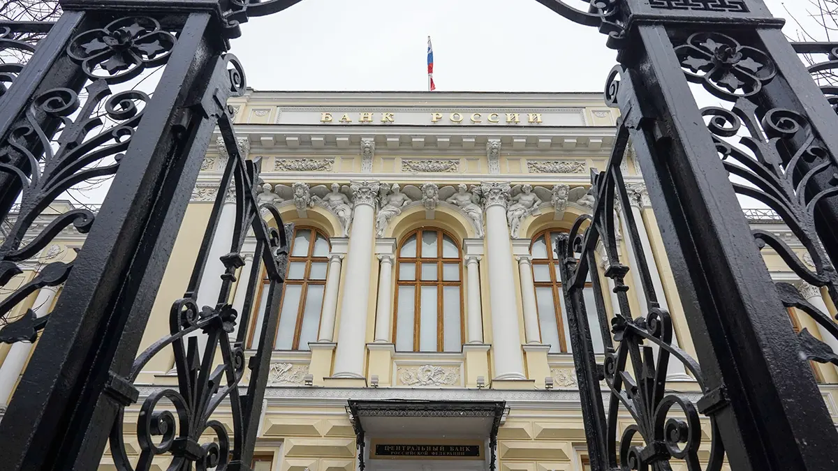 ЦБ установил курс доллара США ниже 84 рублей