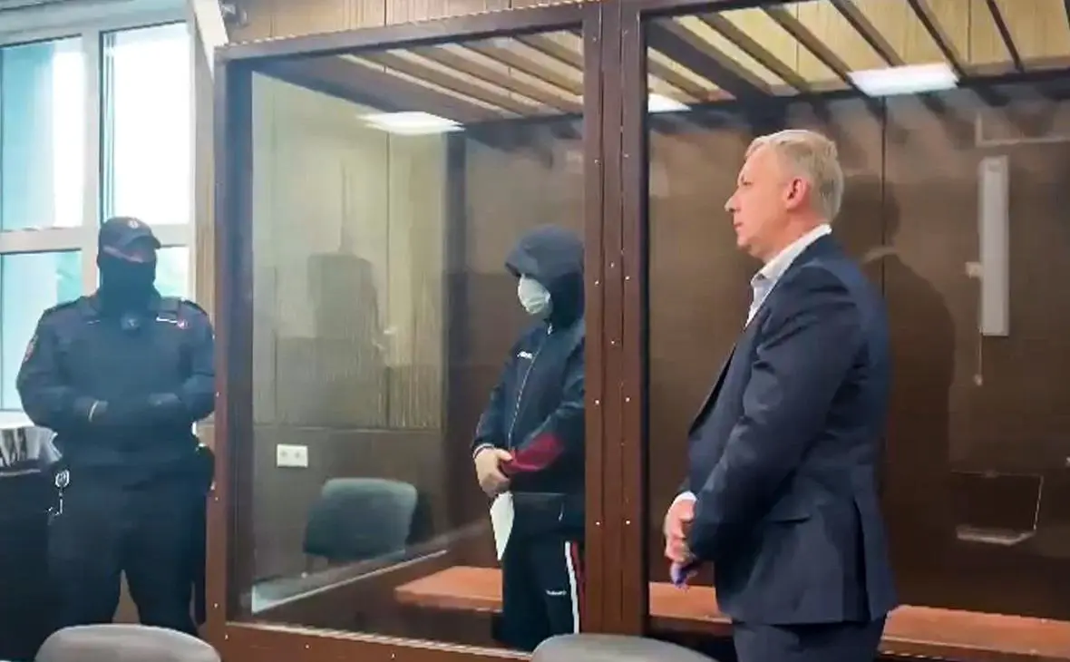 Михаил Поляков (в центре) (пресс-служба Тверского суда / ТАСС)