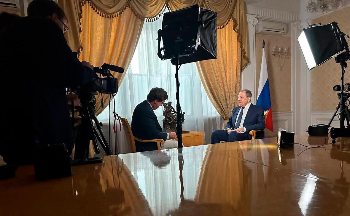 Такер Карлсон и Сергей Лавров (справа) (MariaVladimirovnaZakharova / Telegram)