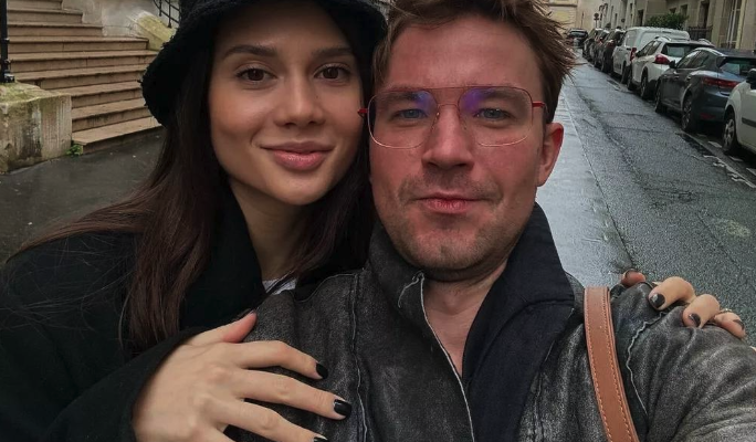 Актер Петров рассказал о просьбе беременной жены чаще проводить время дома