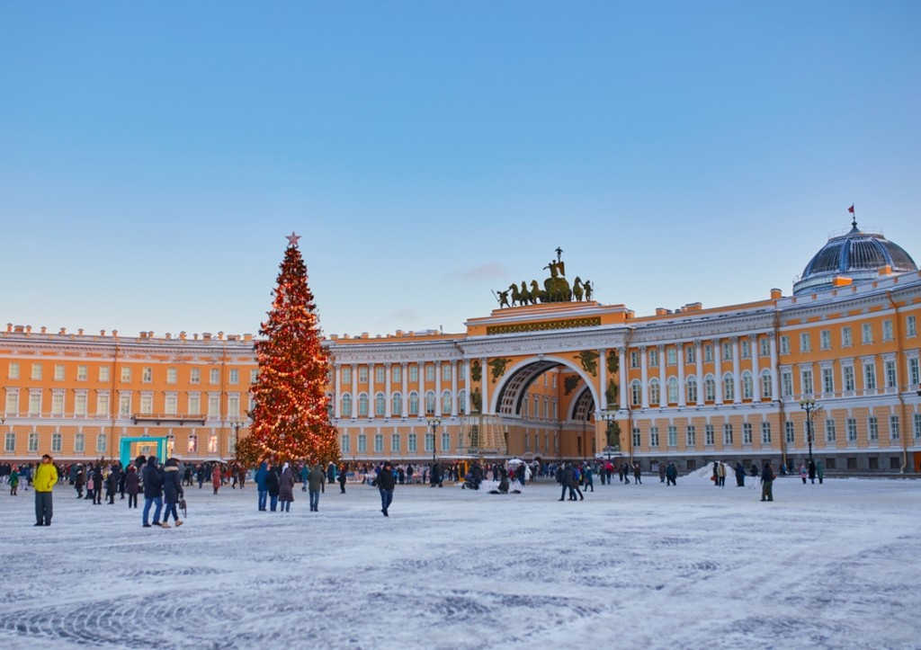 Главную площадь Санкт-Петербурга оцепили из-за подозрительной находки