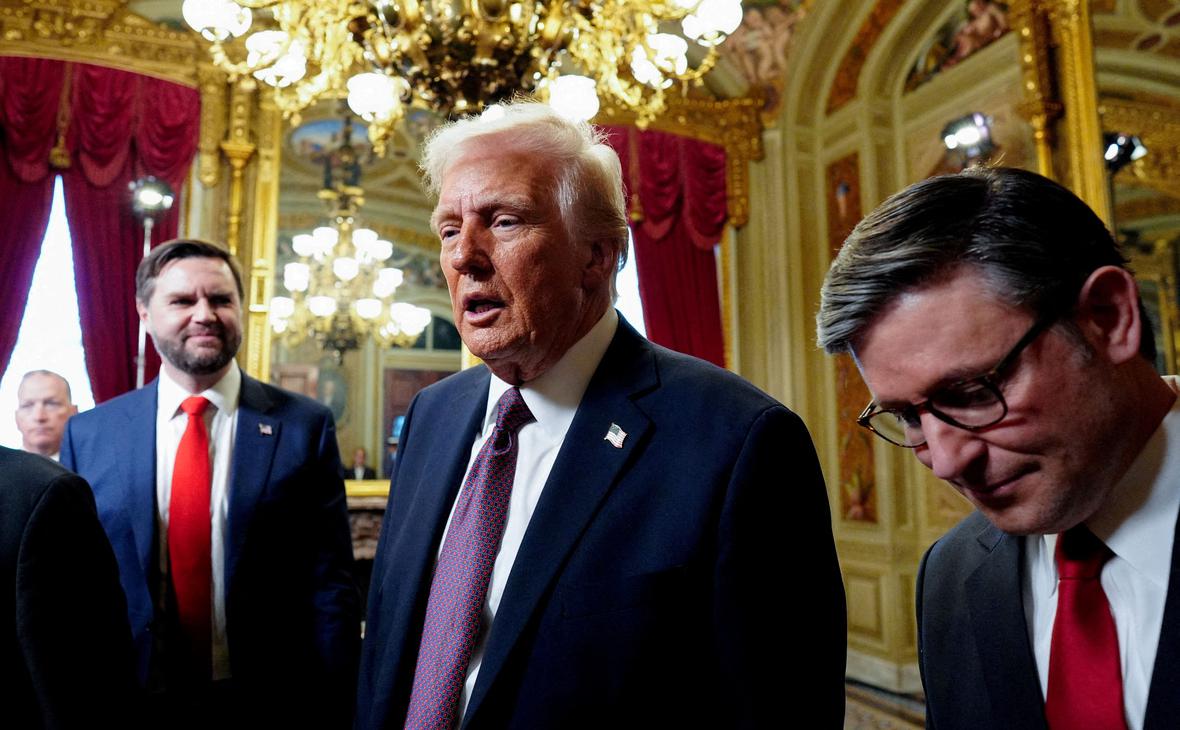 Джей Ди Вэнс, Дональд Трамп, Майк Джонсон (слева направо) (Melina Mara / Pool / Reuters)