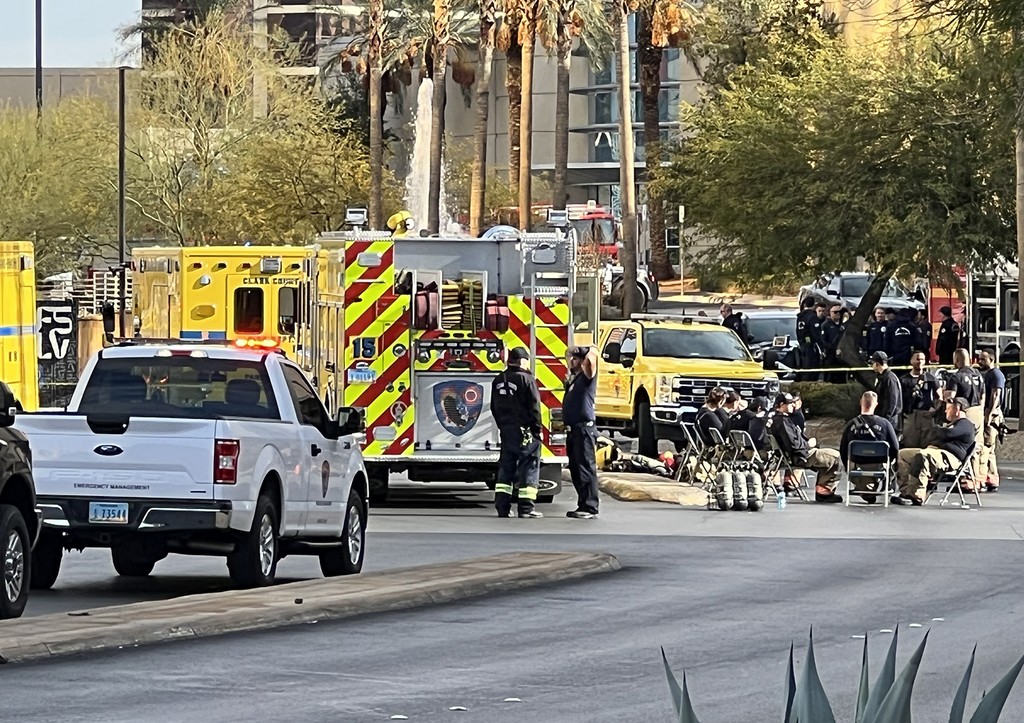  Спасатели на оцепленной территории возле отеля Trump International в Лас-Вегасе