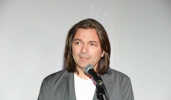 Один глаз на нас, другой в Арзамас: Очумевший Маликов вывел в свет изуродованную жену