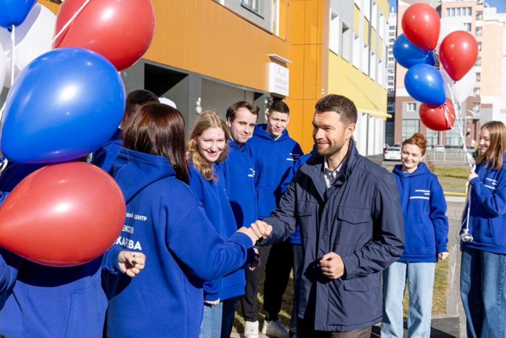 alexey vixarev na otkritie filiala volonterskogo centra - signaldaily Алексей Вихарев приветствует волонтеров на открытии второго филиала Волонтерского центра в Академическом районе