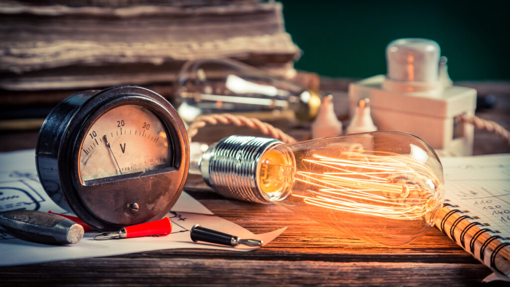 Physics Laboratory in school - signaldaily лампочка на столе физика