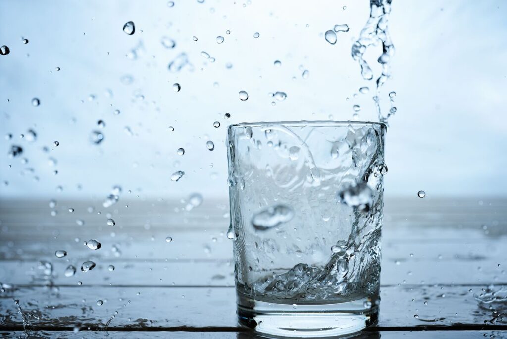 вода наливается в стакан