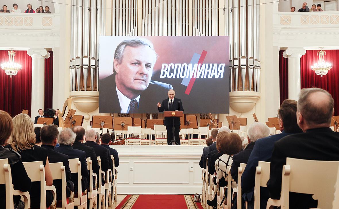Владимир Путин выступает на концерте памяти первого мэра Санкт-Петербурга Анатолия Собчака (Михаил Синицын / ТАСС)
