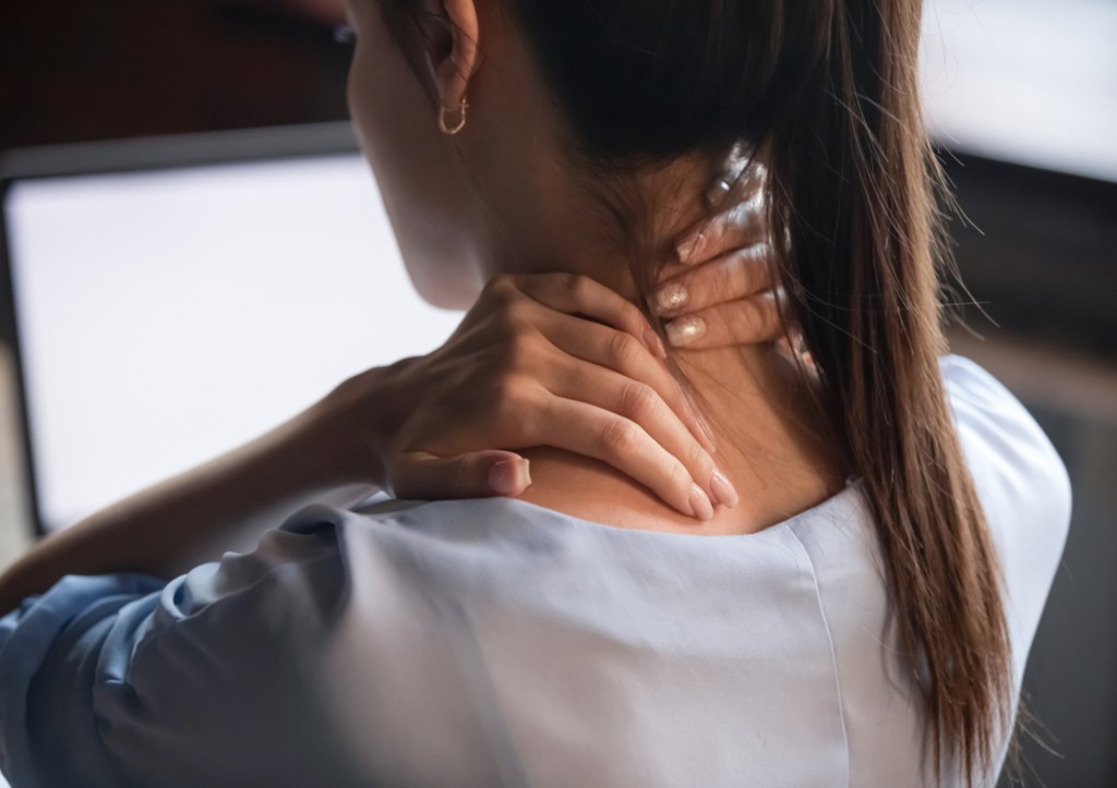 Офисным работникам объяснили, как избежать развития «холки»