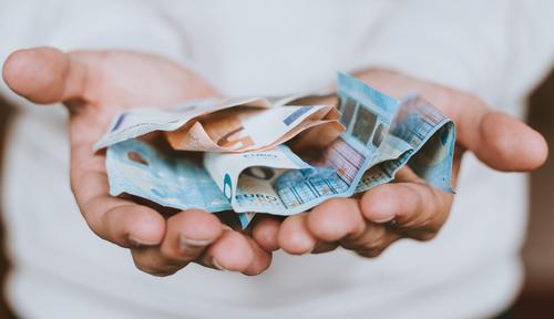 SHOT: ряд российских обменников закрылись из-за резкого обвала курса доллара