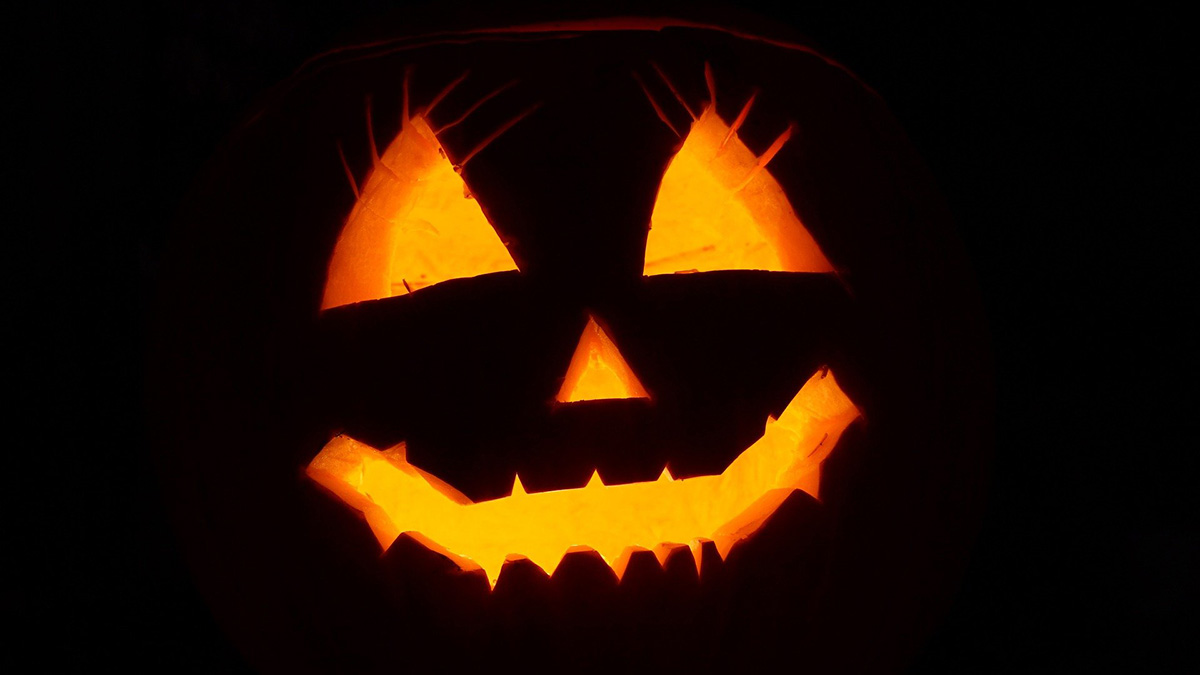 «Вопрос нацбезопасности»: в РФ предложили бороться с сатанинскими названиями магазинов