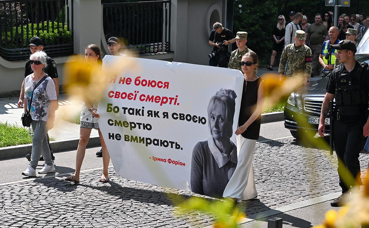 Траурная процессия направляется на отпевание Ирины Фарион, которая была застрелена во Львове, Украина, 22 июля 2024 года (Алина Смолиенко / Keystone Press Agency / Global Look Press)