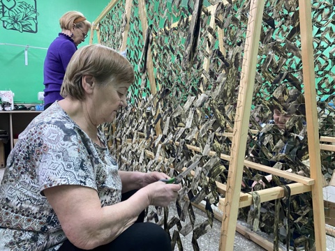 Настоящее тепло матери женщины Сысерти сплели нити заботы для защитников-0