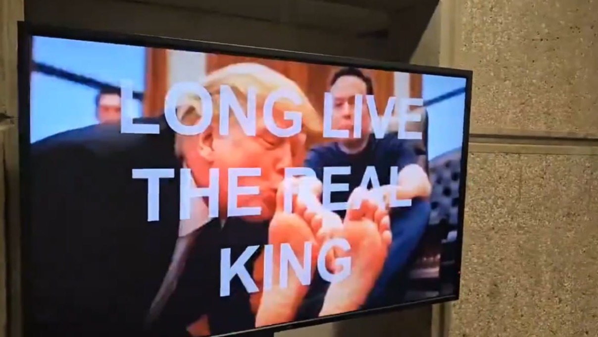 WP: Лижущего ноги Маска Трампа показали на взломанных экранах Минстроя США