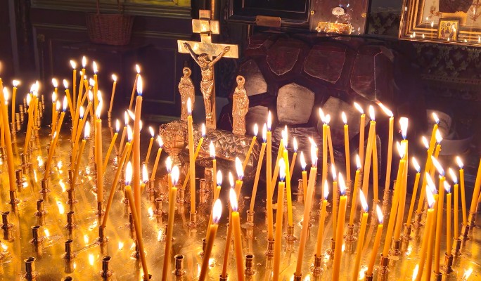 Сухие листья и выгоревший венок: могила Броневого представляет собой печальное зрелище