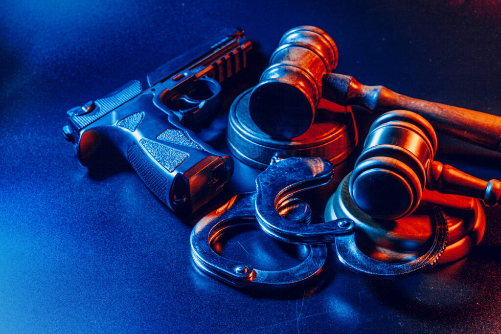 пистолет и судейский молоток