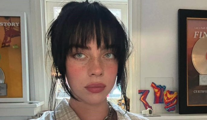 Обладательница "Грэмми" и "Оскара" Билли Айлиш сняла видео под российский хит "Гламур"