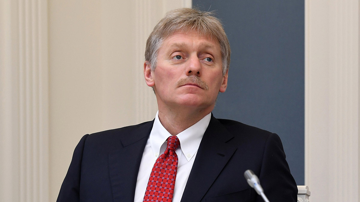 Песков назвал чудовищным осквернение могилы корреспондента «Известий» Федорчака