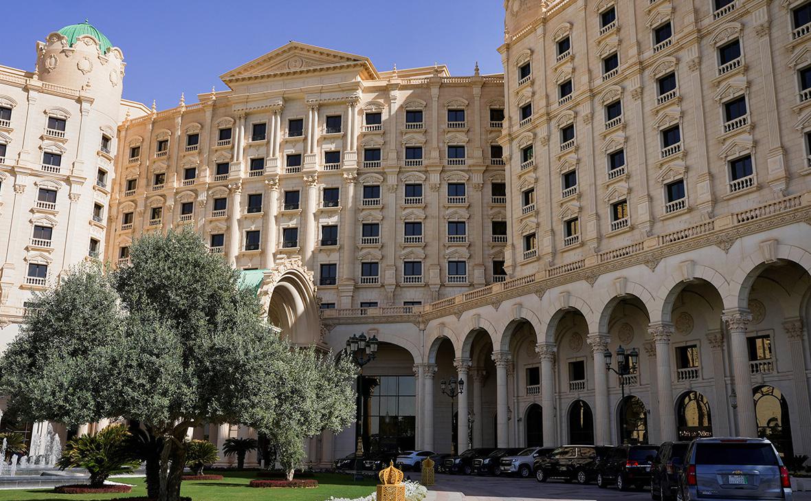 Гостиница The Ritz-Carlton в Эр-Рияде, где проходили переговоры, 24 марта 2025 г. (Mohammed Benmansour / Reuters)