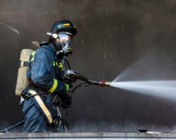 Спасатели МЧС Приморского края локализовали пожар на торговой базе в Находке spasateli mchs primorskogo kraya lokalizovali pozhar na torgovoj baze v nahodke-signaldaily-ru-174297262700-0