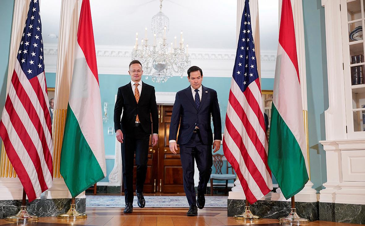 Петер Сийярто (слева) и Марко Рубио (Nathan Howard / Reuters)