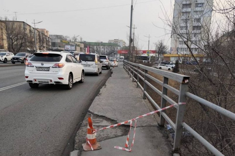 На Фирсовской развязке ограничено движение пешеходов в центр Владивостока Пресс-служба администрации Владивостока