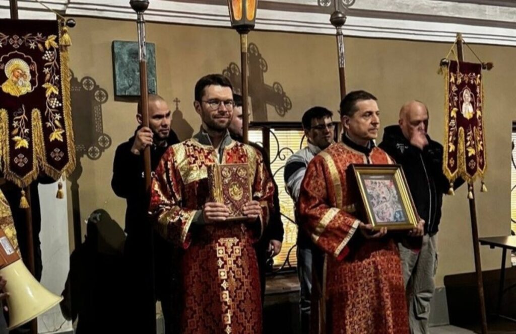 Алексей Вихарев участвует в пасхальном богослужении храма Иннокентия Московского