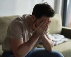 Артем Гилев и Юлия Габерштейн - способы борьбы с тревогой artem gilev i yuliya gabershtejn sposoby borby s trevogoj-signaldaily-ru-174479624800-0