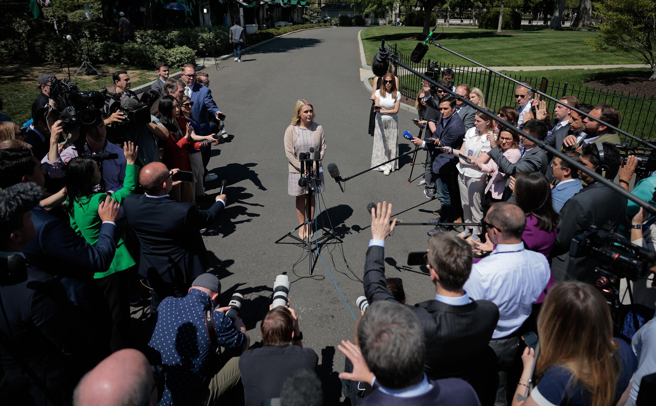 Кэролайн Ливитт (в центре) (Chip Somodevilla / Getty Images)
