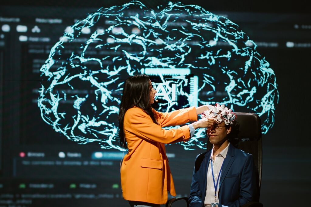 Neuroscientist does demonstration at AI forum in front of businessmen - signaldaily демонстрация на форуме по искусственному интеллекту