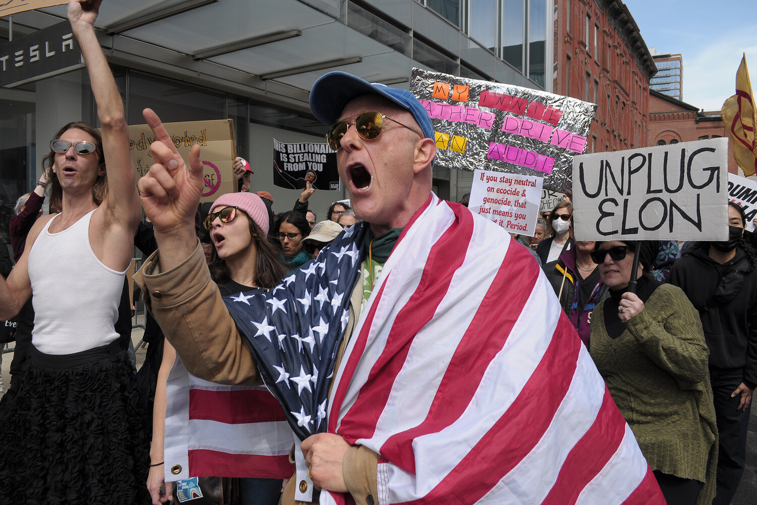 Дональд Трамп и Илон Маск в центре внимания на фоне протестов в США-0