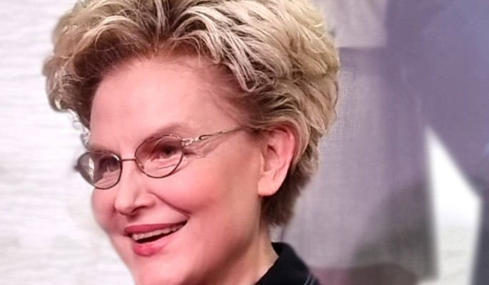 "Голосуем!": 63-летняя Малышева показала бедра в трусиках