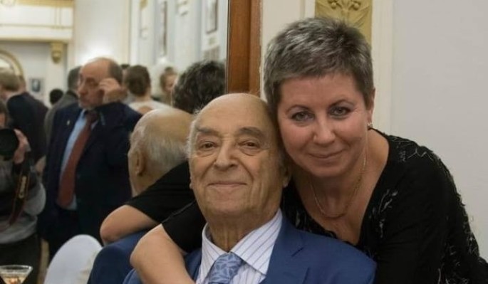 Слышно за версту: у 59-летней вдовы Этуша появился запах