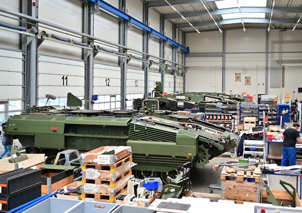 Боевые машины пехоты Puma стоят в производственном цехе концерна Rheinmetall