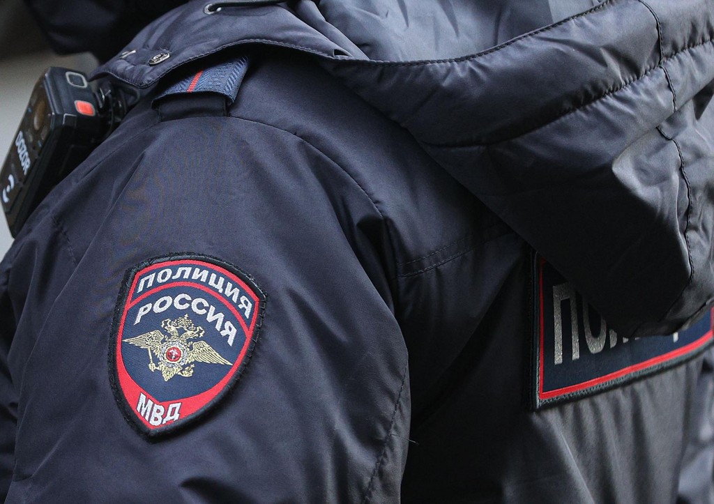 Сотрудник полиции на дежурстве в городе