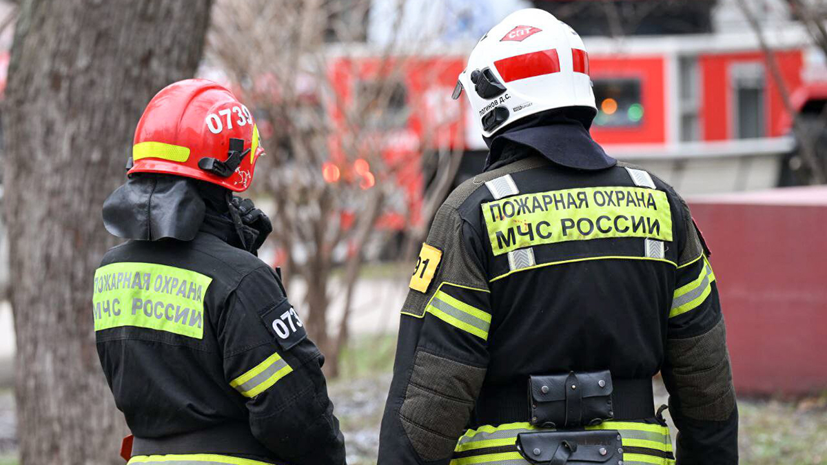 Автосервис загорелся на северо-западе Москвы