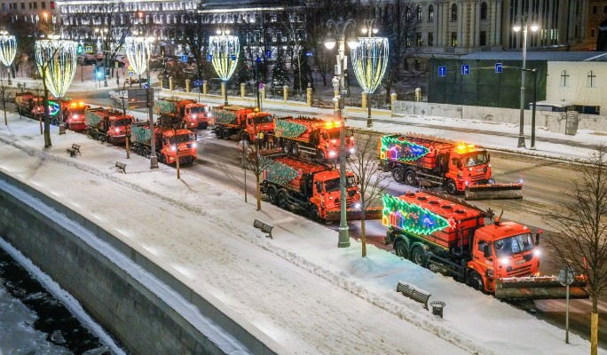 Коммунальные машины Москвы украсили к Новому году