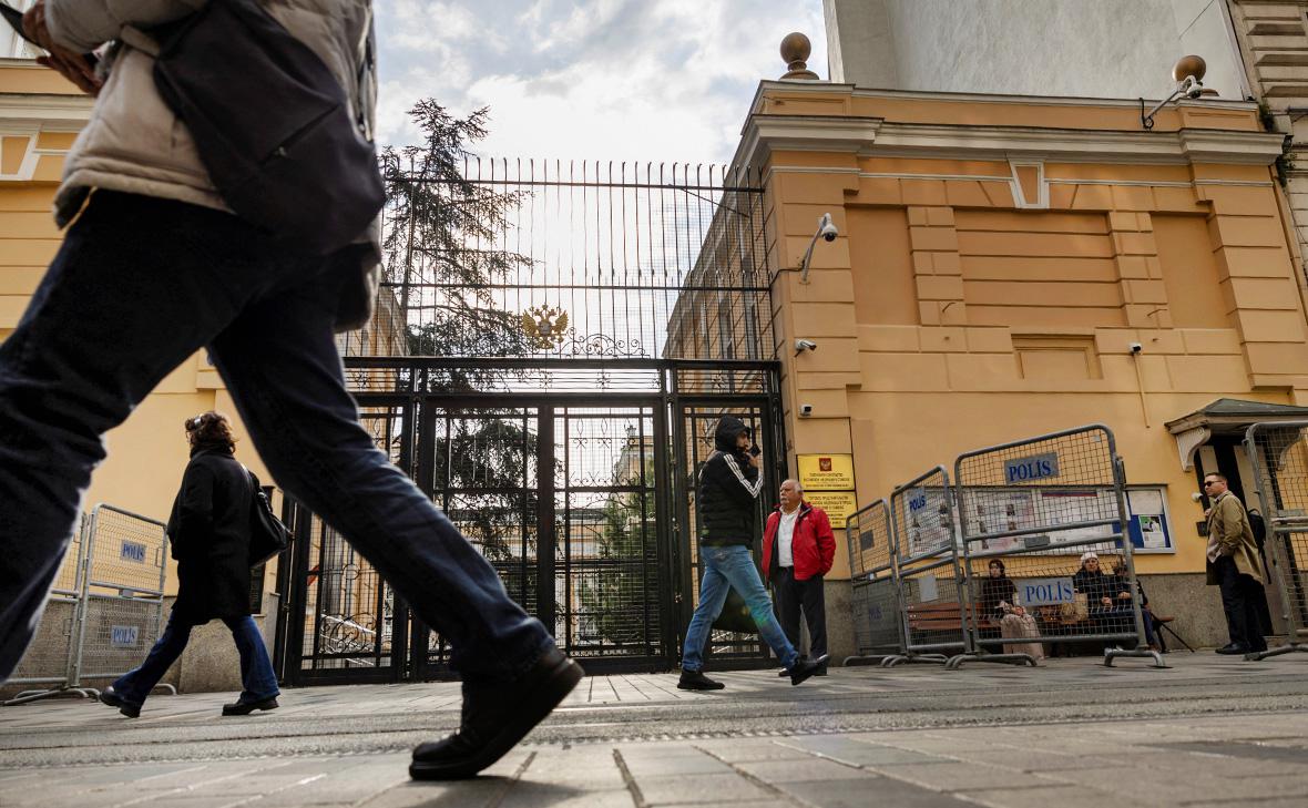 Обстановка у генерального консульства России в Стамбуле, Турция (Umit Bektas / Reuters)