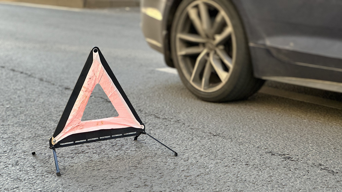 Движение на МКАД затруднено на 5,5 километра из-за загоревшейся после ДТП машины
