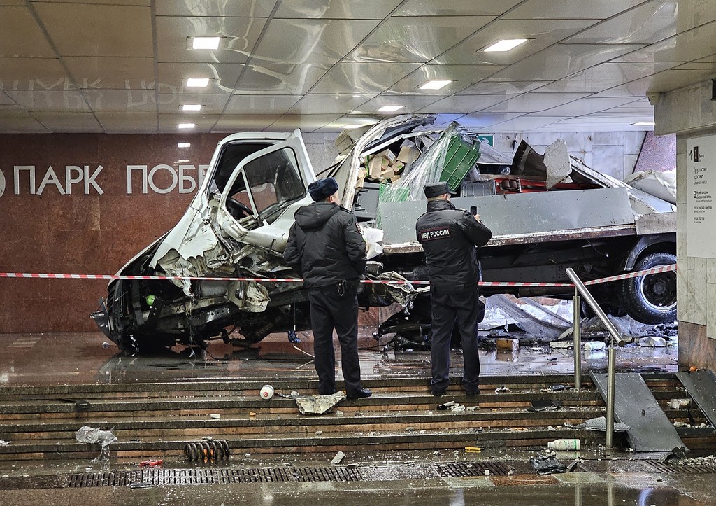 «Газель» влетела в подземный переход метрополитена