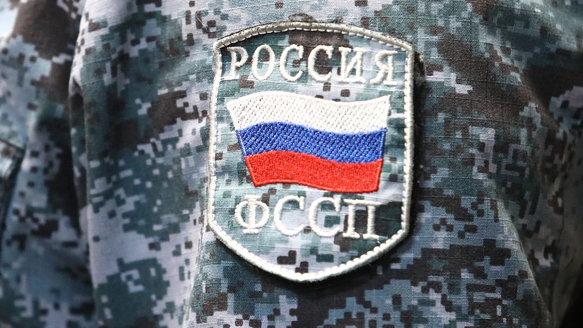 В Красноярске должник пытался задавить пристава машиной