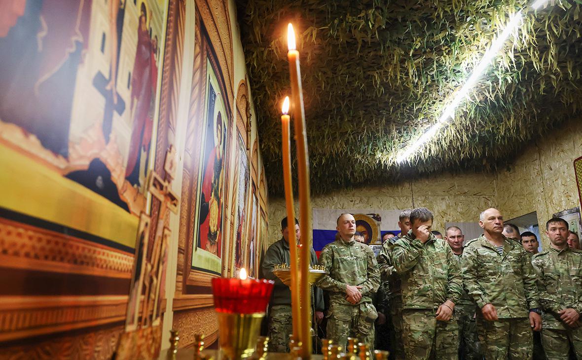 Военнослужащие ВС России на пасхальном молебне в блиндажном храме в Запорожской области, 20 апреля 2025 г. (Александр Полегенько / ТАСС)