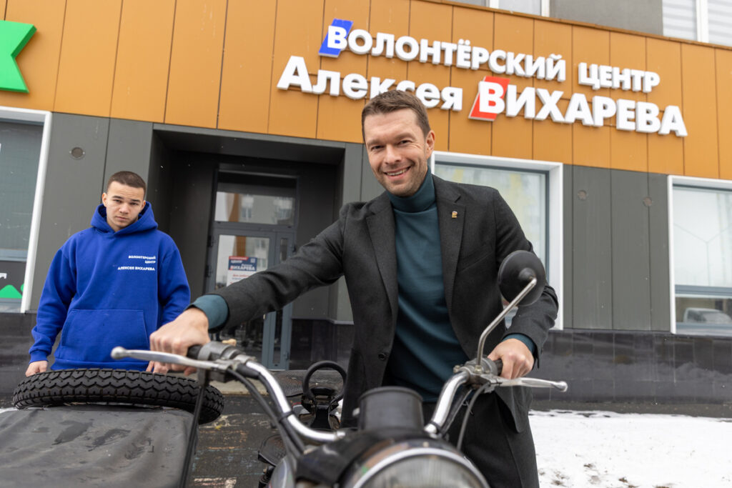 Алексей Вихарев из Ирбита везут Уралы в ДНР и ЛНР с Единой Россией